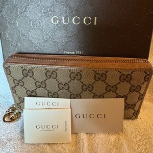 Gucci GG Supreme Canvas Zippy Wallet With Charm Pull
